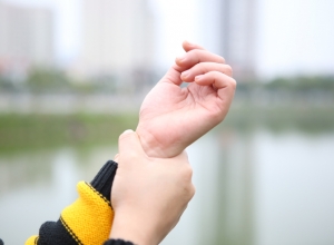 Nhức mỏi chân tay nên uống thuốc gì 